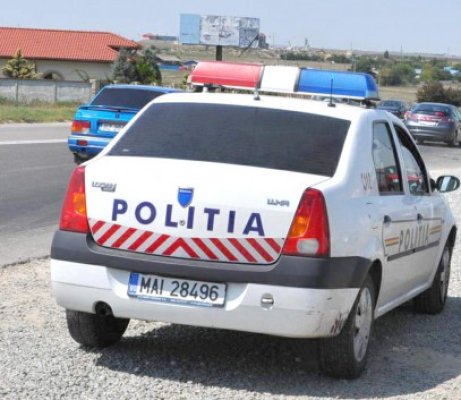 A intrat cu mopedul direct în maşina de Poliţie a Secţiei 5